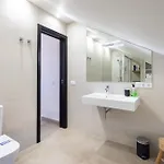 Home2book Modern Design Seaview Apt, Pool&terrace 아파트